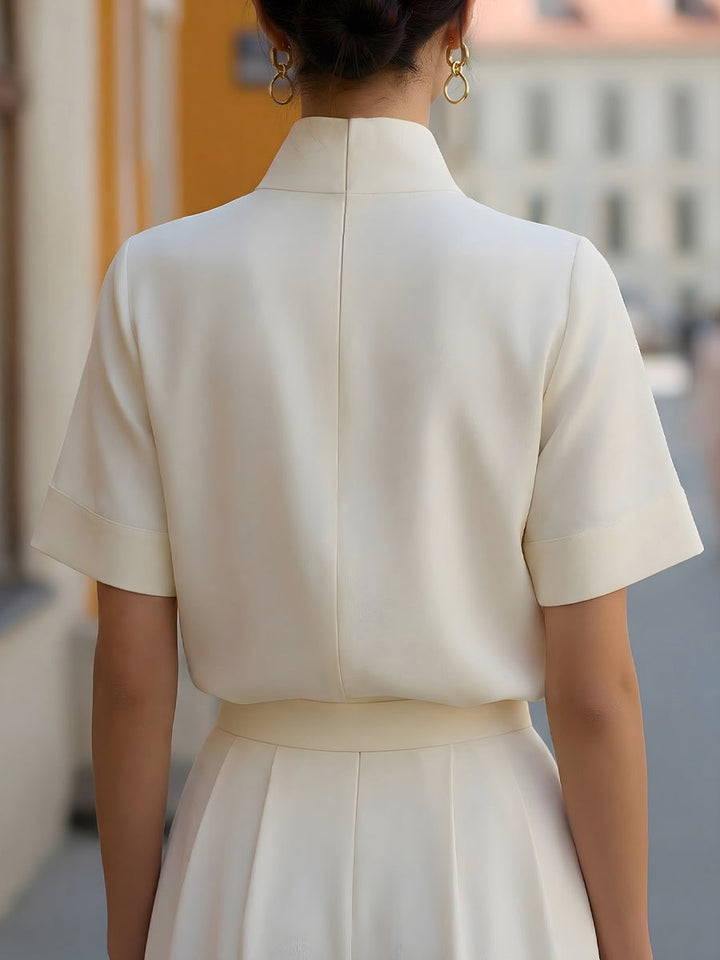 Minimalistische strukturierte Bluse mit Stehkragen