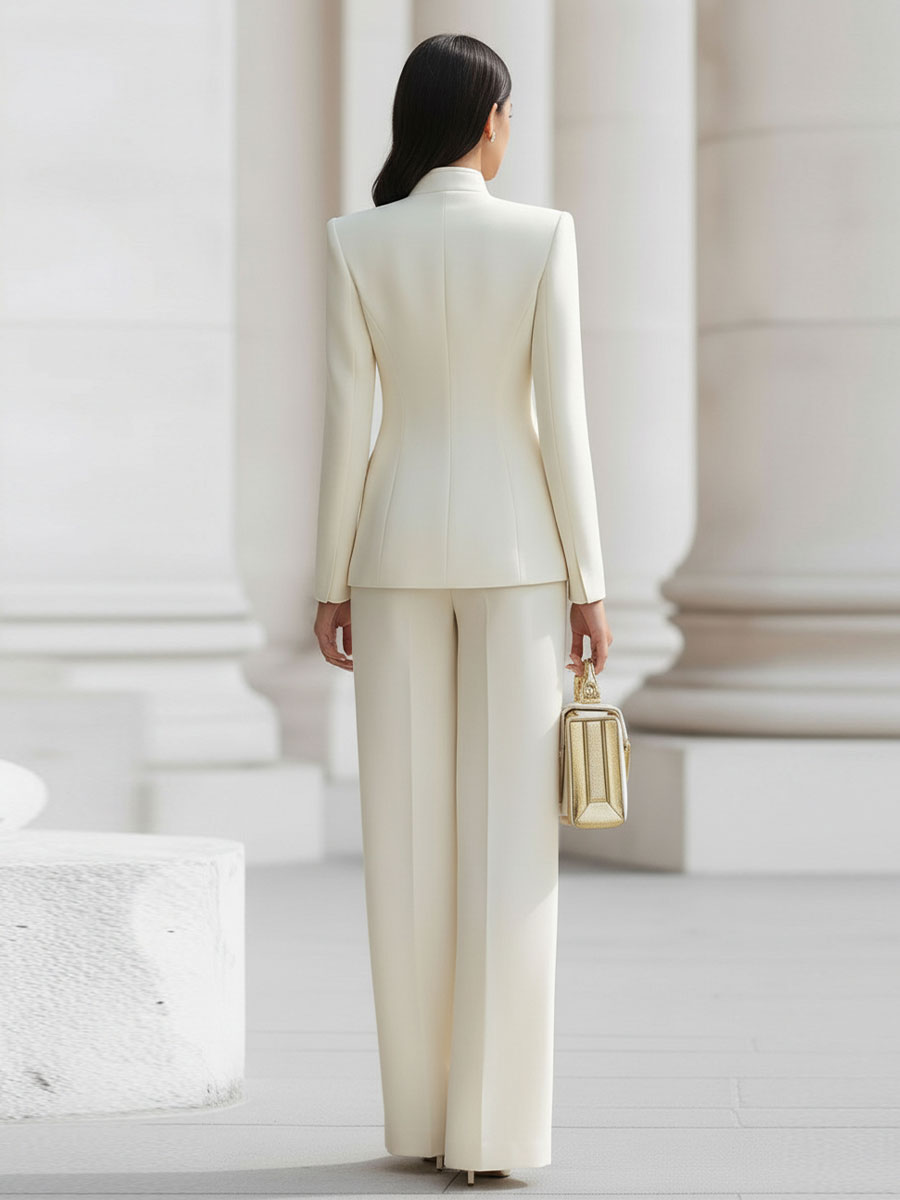 Christina - Elegant geschnittenes Kostümset in Creme mit goldenen Akzenten