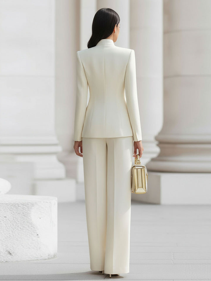 Christina - Elegant geschnittenes Kostümset in Creme mit goldenen Akzenten