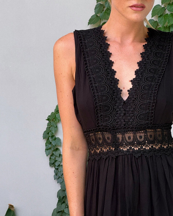 Clara - Spitzenkleid mit V-Ausschnitt