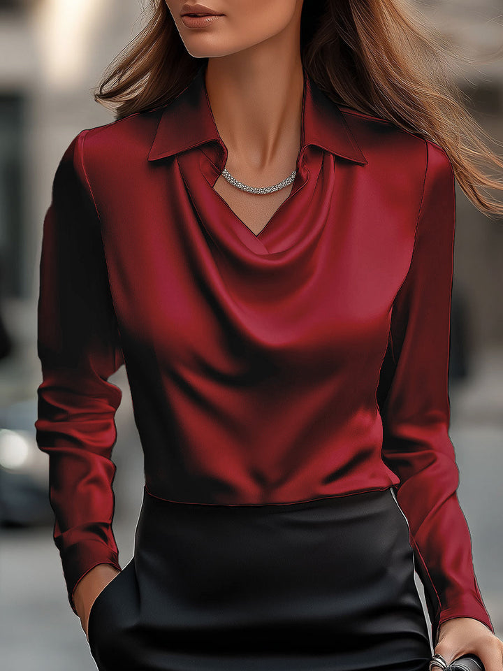 Elegante weiße Satinbluse mit drapiertem