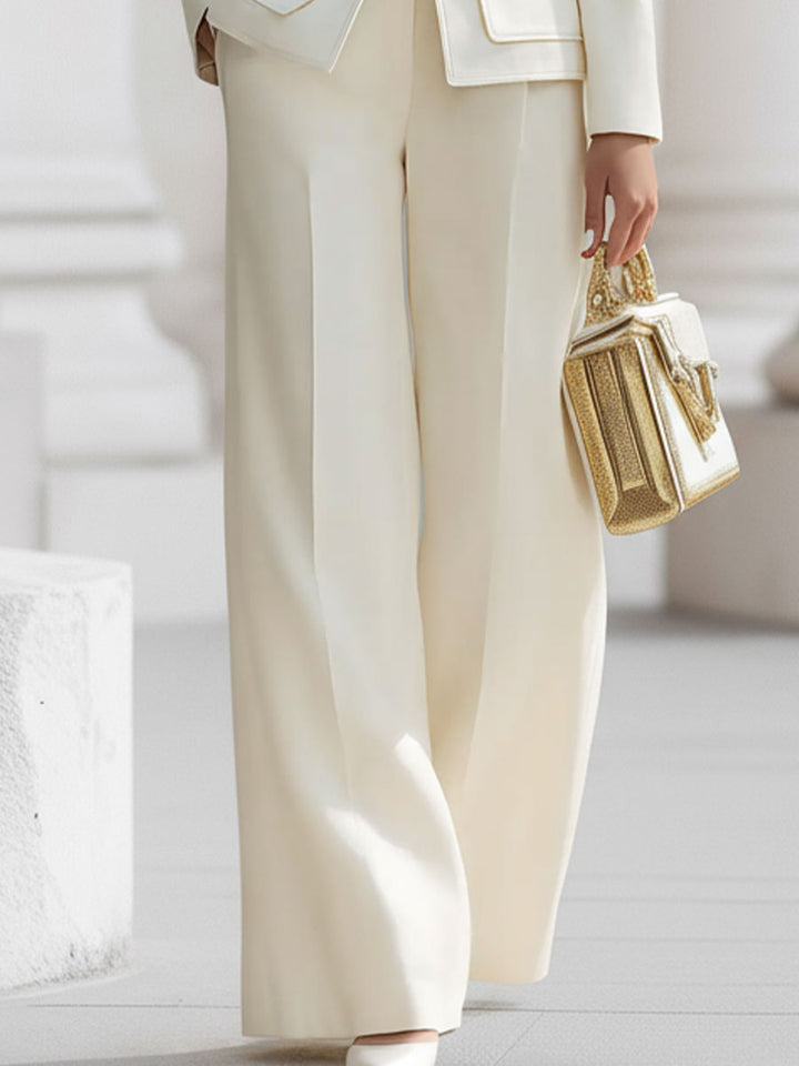 Christina - Elegant geschnittenes Kostümset in Creme mit goldenen Akzenten