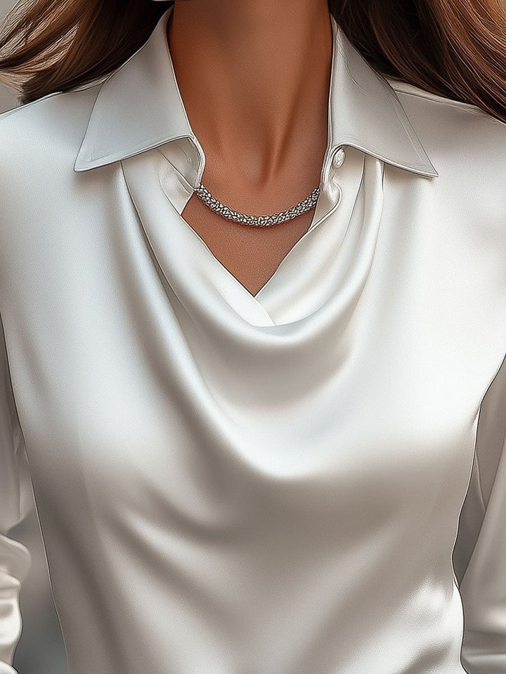 Elegante weiße Satinbluse mit drapiertem